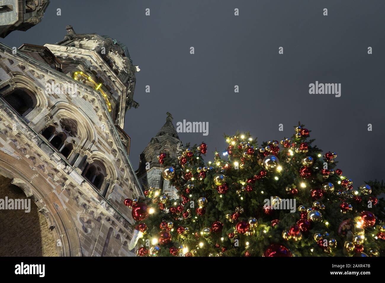 Berlin, Breitscheidplatz, Weihnachtsbaum vor der Kaiser-Wilhelm-Gedächtniskirche, Erinnerungsort, Attentat am 19.12.2016 Stockfoto