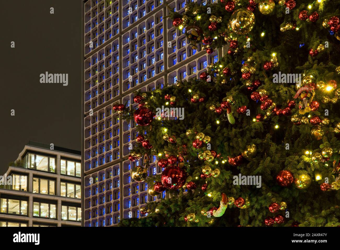 Berlin, Breitscheidplatz, Weihnachtsbaum vor der Kaiser-Wilhelm-Gedächtniskirche, Erinnerungsort, Attentat am 19.12.2016 Stockfoto