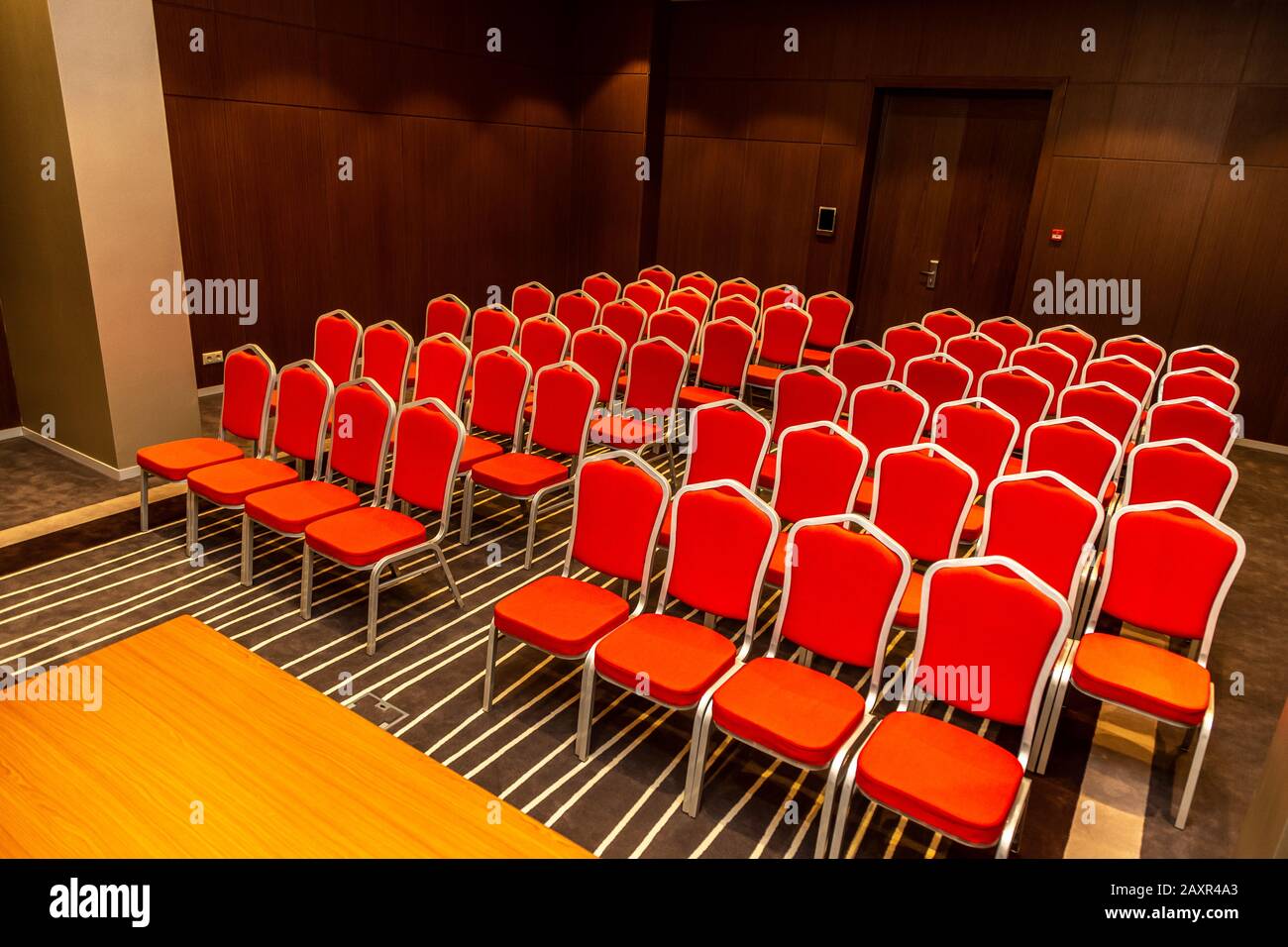 Leerer kleiner Präsentationsraum bereit für die Konferenz Stockfoto