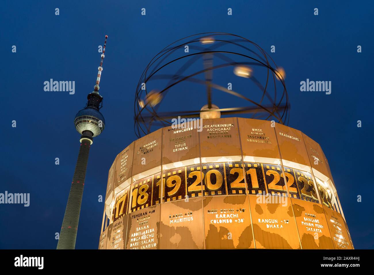 Berlin, Alexander Platz, Weltzeituhr und Fernsehturm Stockfoto