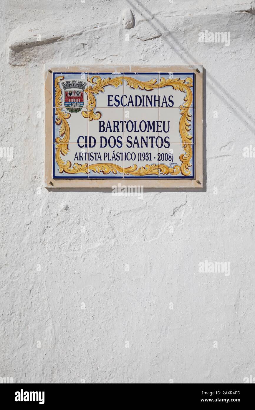 Straße oder Trittname aus Fliesen am Aufstieg zur Kirche Ermida de Santa Ana, Tavira, Algarve, Faro, Portugal Stockfoto