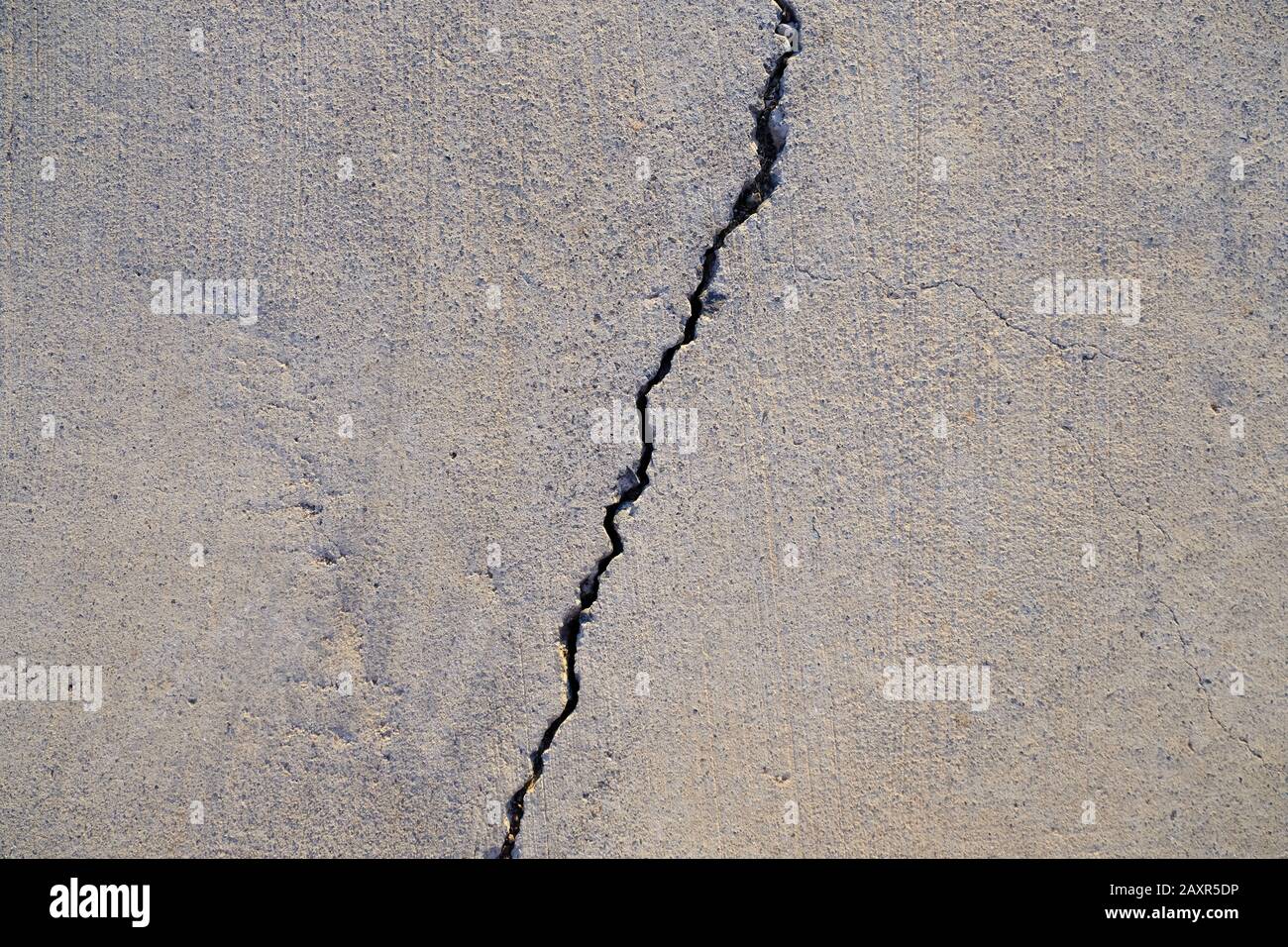 Gerissene Betonwand, freier Platz für Text. Stockfoto