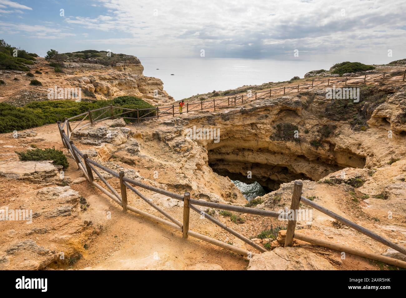 Natürliches Felsloch auf dem Pfad der sieben hängenden Täler (Percurso dos Sete Vales Suspensos), auch der Trail Lagoa-PR1, am Cabo Carvoeiro östlich von Carv Stockfoto