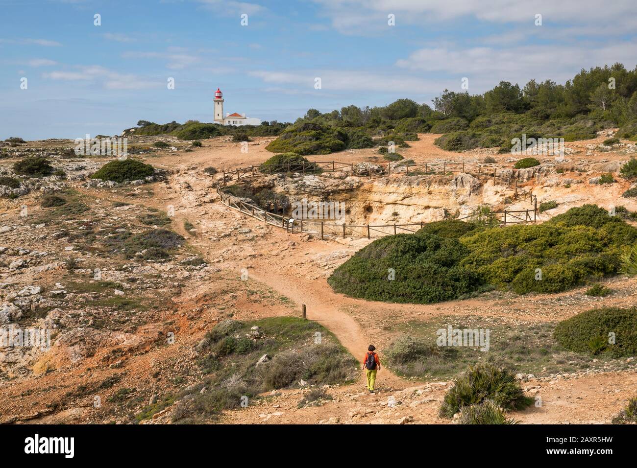 Auf der Spur der sieben hängenden Täler (Percurso dos Sete Vales Suspensos), auch Spur Lagoa-PR1, bei Cabo Carvoeiro, eingezäuntes Sinkloch hinter der Lig Stockfoto