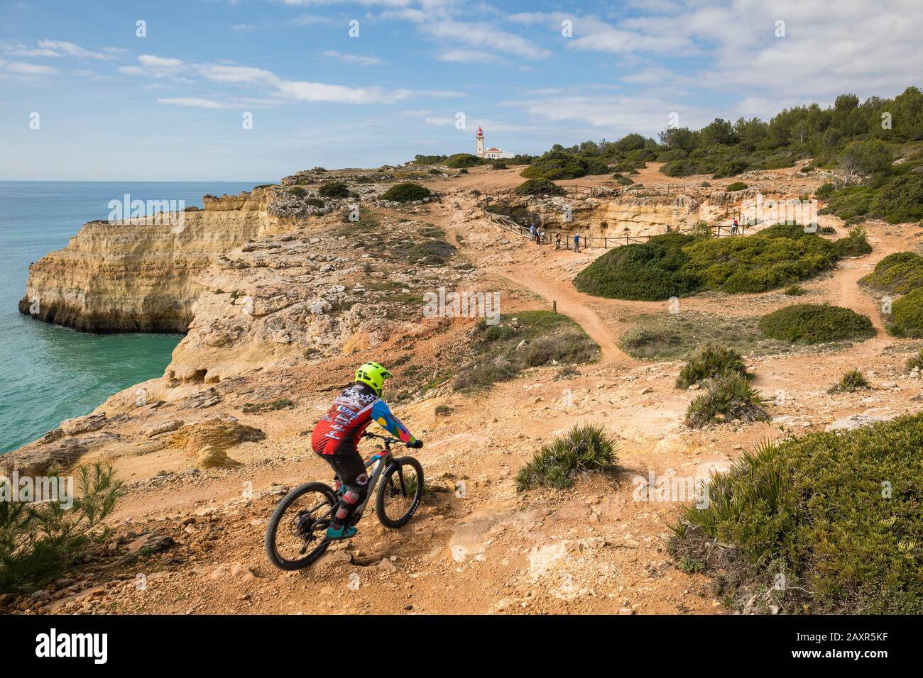Radfahrer auf der Spur der sieben hängenden Täler (Percurso dos Sete Vales Suspensos), auch Spur Lagoa-PR1, bei Cabo Carvoeiro, hinter einem Sinkloch und Stockfoto