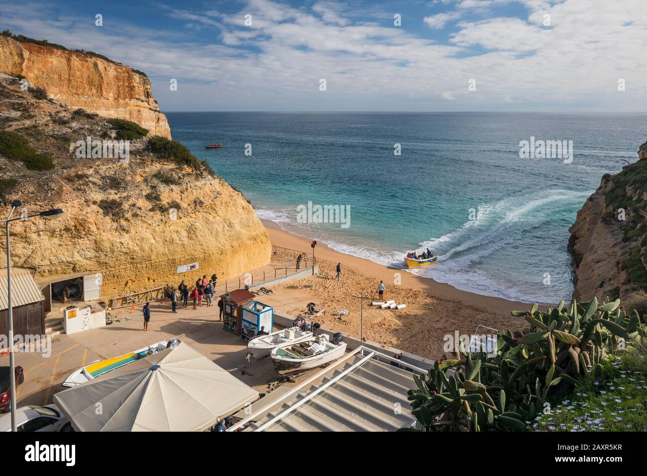 Bootstation in der Praia de Benagil, Algarve, Bezirk Faro, Portugal Stockfoto