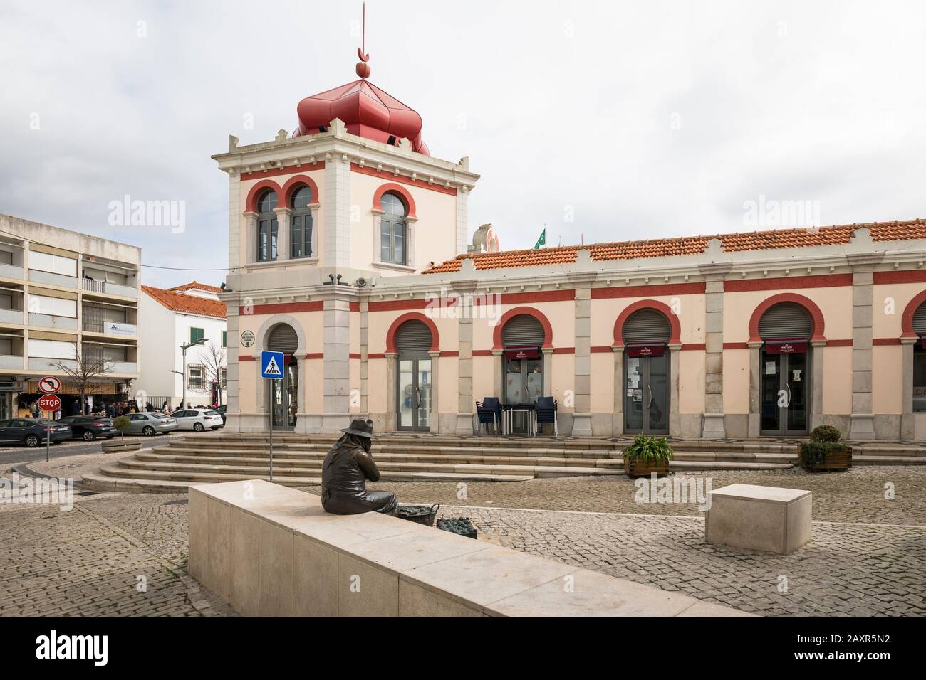 Skulptur einer Marktfrau und Marktdeckerei in der Altstadt von Loule, Algarve, Bezirk Faro, Portugal Stockfoto