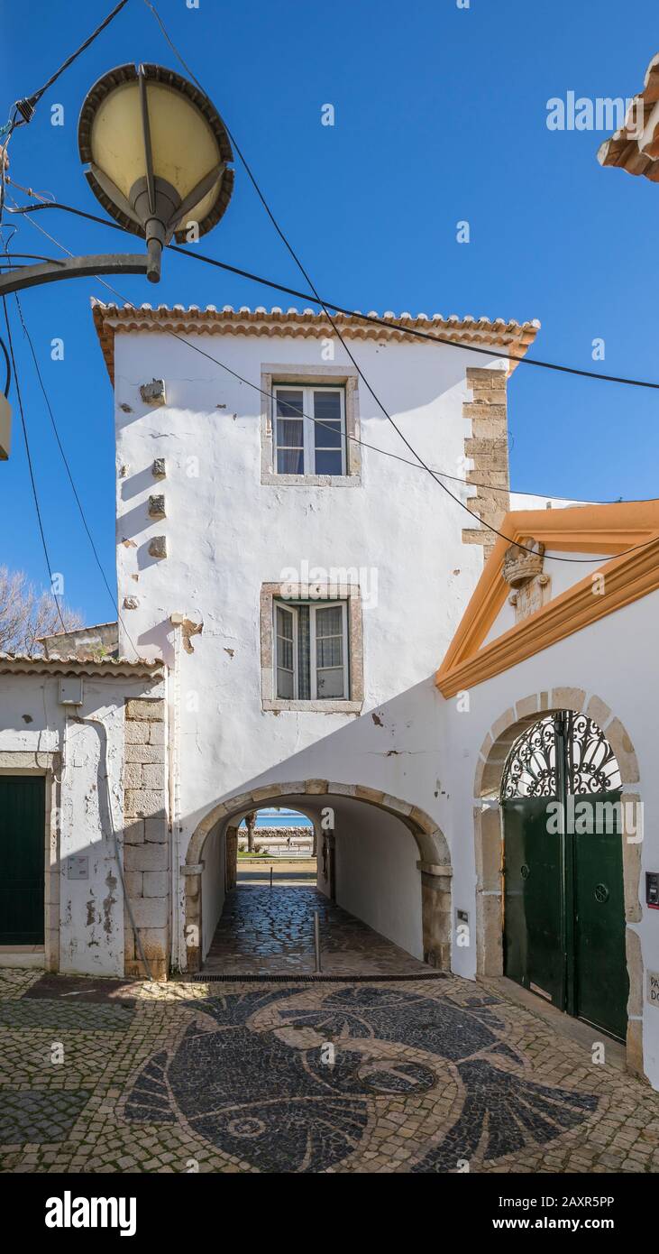 Hausdurchfahrt im historischen Zentrum von Lagos, Algarve, Bezirk Faro, Portugal Stockfoto