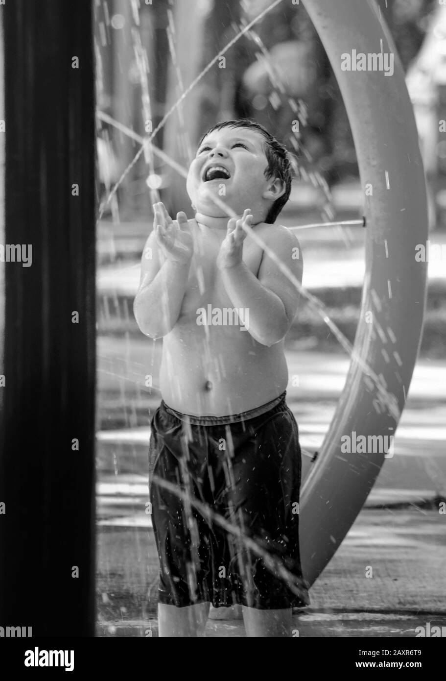 Gelächter in einem Sommerbrunnen in Schwarz-Weiß Stockfoto