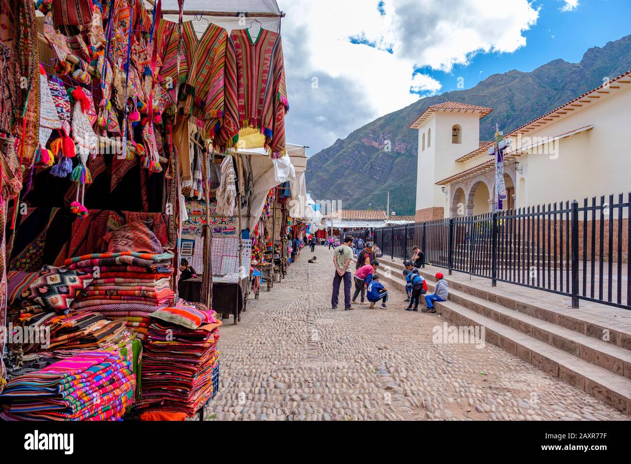 Perumarkt, Sonntagsmarkt in der Stadt Pisac, Händler, Einheimische, Touristen in der Stadt Pisac Markt, Peru Heilige Tal Peru Stockfoto