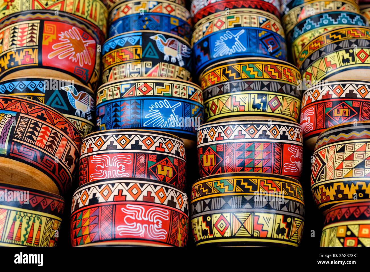 Peru Markt, traditionelle bunt dekorierte Keramikschalen zum Verkauf auf dem Pisac Sonntag Markt, Peru Sacred Valley, Sacred Valley Peru Stockfoto