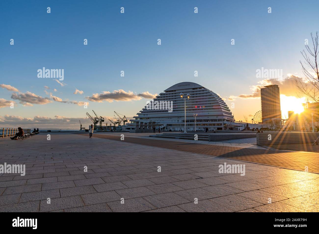 Blick auf die Skyline der Stadt Kobe in der Sonne, mit klarem blauem Himmel, berühmter malerischer Schönheitsort in der Region Keihanshin Kansai Kinki Stockfoto