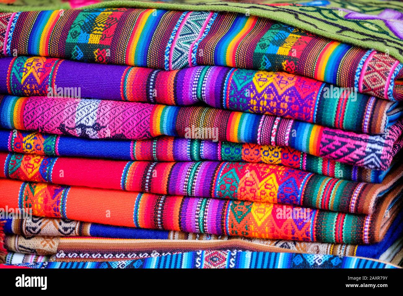 Andenmarkt, Quechua Textilien, Andentextilien, traditionelle bunte peruanische Decken, öffentlicher Markt von Pisac, Perus Heiliges Tal, Heiliges Tal Peru Stockfoto