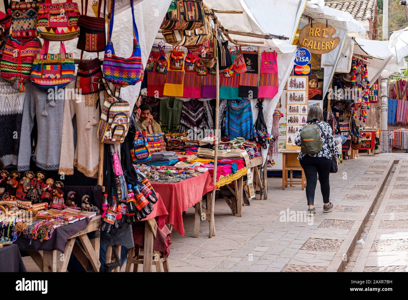 Perumarkt, Sonntagsmarkt in der Stadt Pisac, Händler, Einheimische, Touristen in der Stadt Pisac Markt, Peru Heilige Tal Peru Stockfoto