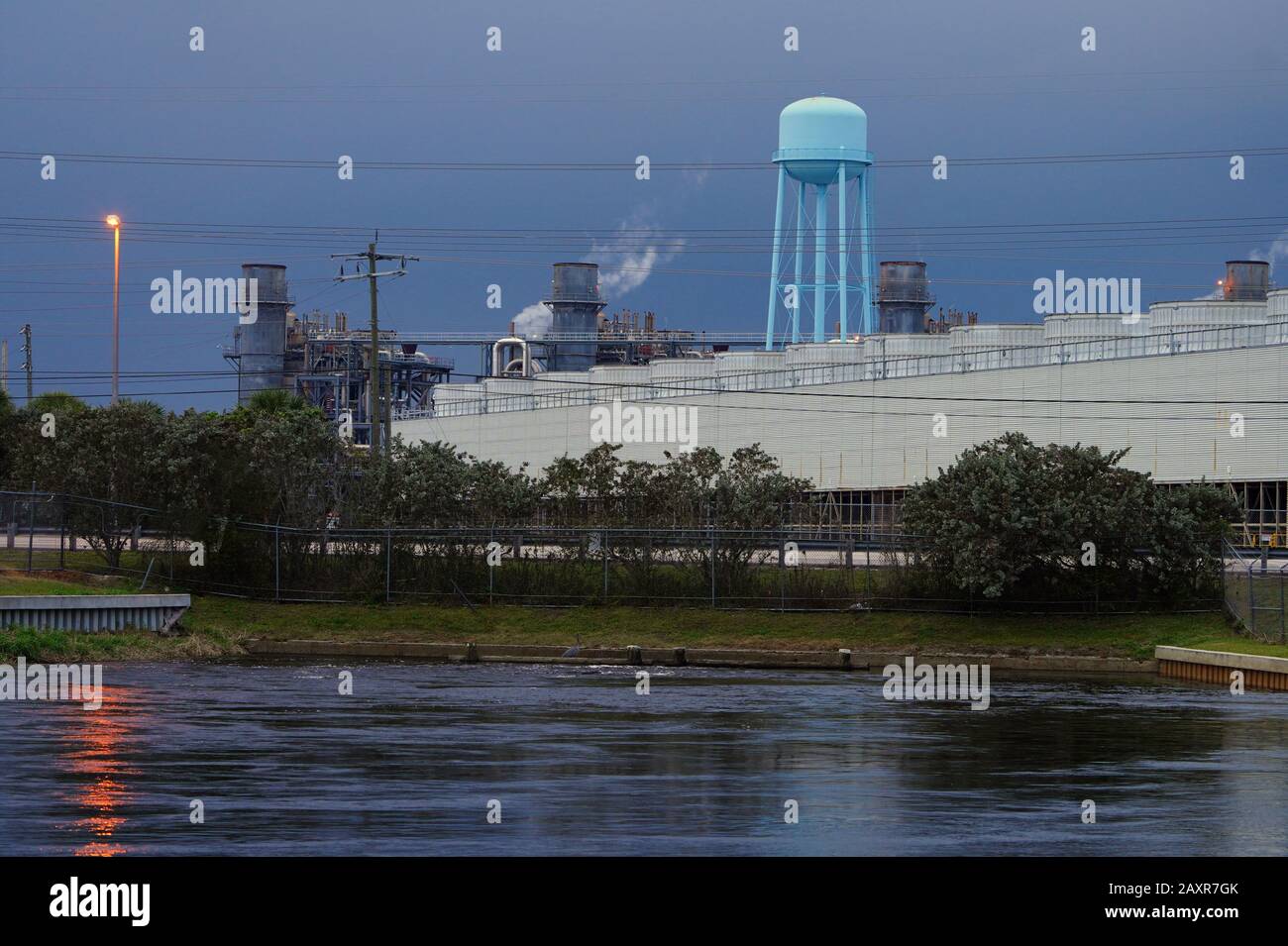 Fort MYERS, FL -30 JAN 2020 - Blick auf das Kraftwerk Florida Power and Light in der Nähe des Manatee Park in Fort Myers, Lee County, Florida, Vereinigte Staaten. Stockfoto