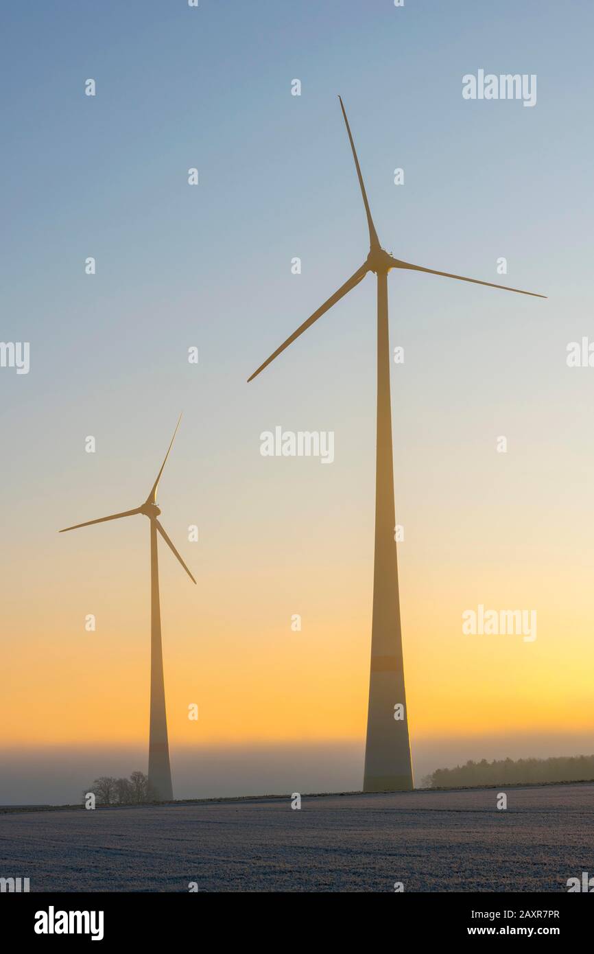 Windkraftanlagen, Silhouetten im Morgengrauen, Schwäbische Alb, Baden-Württemberg, Deutschland, Europa Stockfoto