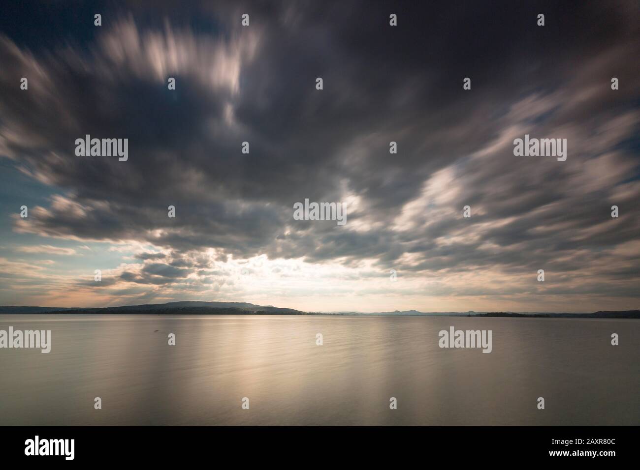 Abendatmosphäre am steinigen Ufer in Niederzell, Reichenau, am Bodensee, Baden-Württemberg, Deutschland, Europa Stockfoto