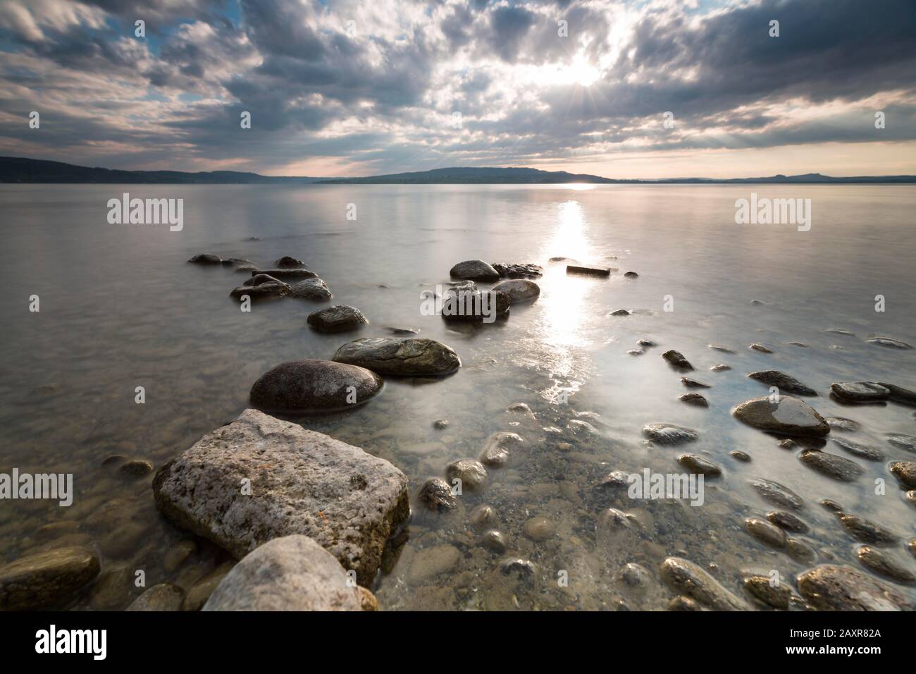 Abendatmosphäre am steinigen Ufer in Niederzell, Reichenau, am Bodensee, Baden-Württemberg, Deutschland, Europa Stockfoto