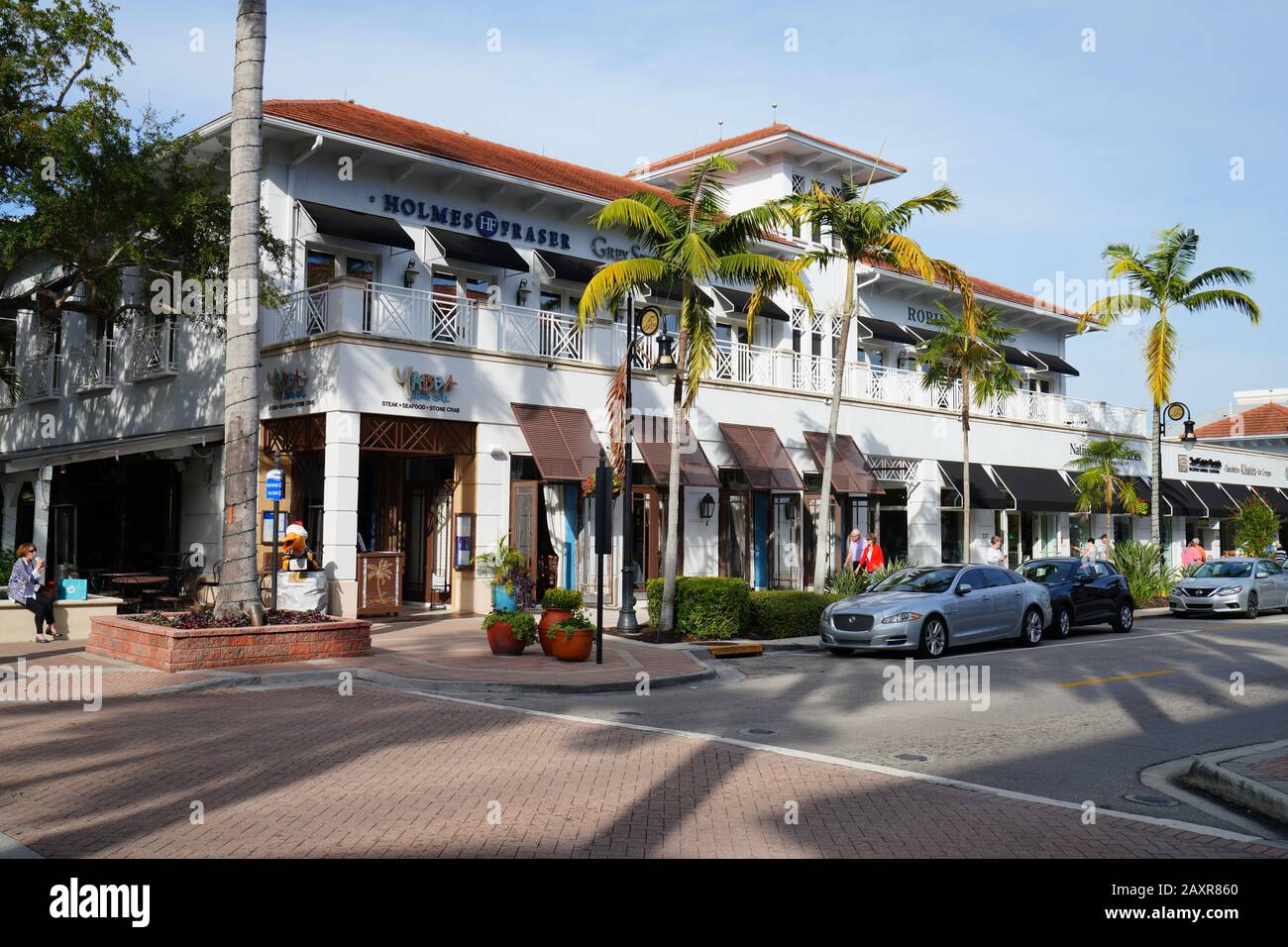 Neapel, FL -30 JAN 2020 - Blick auf die Straße Fifth Avenue South in der Innenstadt von Neapel, Florida, Vereinigte Staaten. Stockfoto