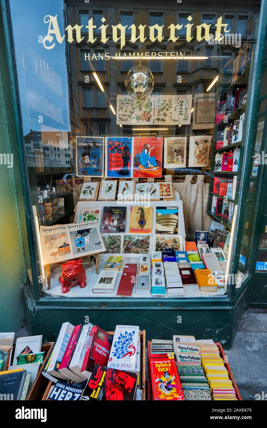 Schaufenster einer Antiquariatsbuchhandlung in der Türkenstraße, Maxvorstadt, München, Oberbayern, Bayern, Deutschland, Europa Stockfoto