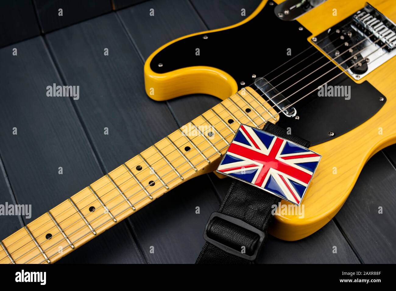Brosche der Flagge der British Union Jack am Gurt einer amerikanischen klassischen E-Gitarre Stockfoto