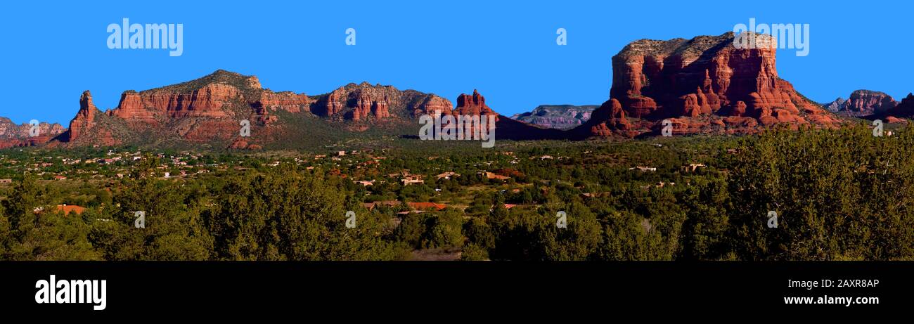 Das Dorf Oak Creek unterhalb der majestätischen roten Felsen von Sedona. Dieses Panorama entstand durch 5 Reihenaufnahmen von der Spitze von Horse Mesa Stockfoto