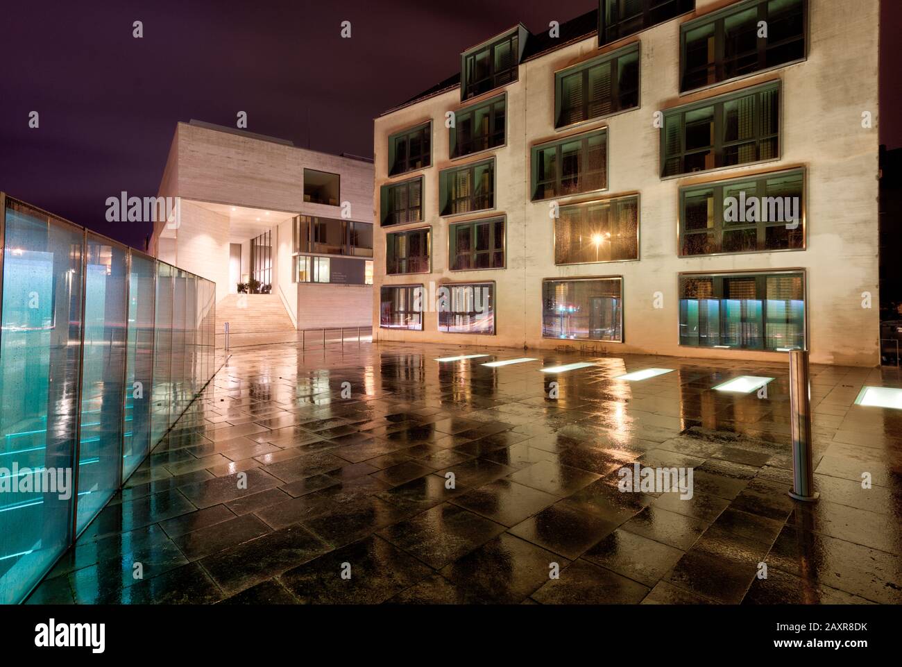 Blick von Stadtbibliothek, Museum Georg Schäfers, Regen, Reflexion, Abend, Schweinfurt, Franken, Bayern, Deutschland, Europa Stockfoto