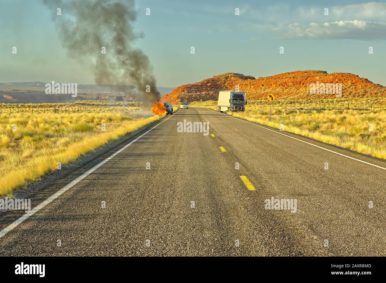 Ein Fahrzeugbrand entlang des US Highway 163 nördlich von Mexican hat in Utah. Diese Straße führt ins Tal der Götter. Bei diesem Brand wurde niemand verletzt, bu Stockfoto