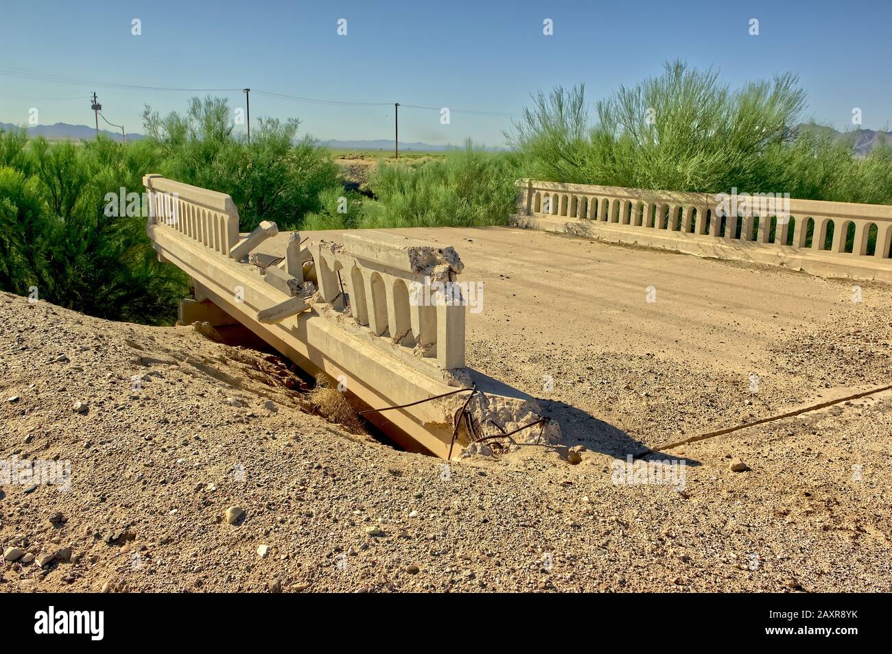 Die Überreste einer Brücke, die vor langer Zeit in einem abgelegenen Gebiet von Arizona ausgewaschen wurde. Statt sie zu reparieren, wurde die zerbrochene Brücke einfach umgangen. Stockfoto