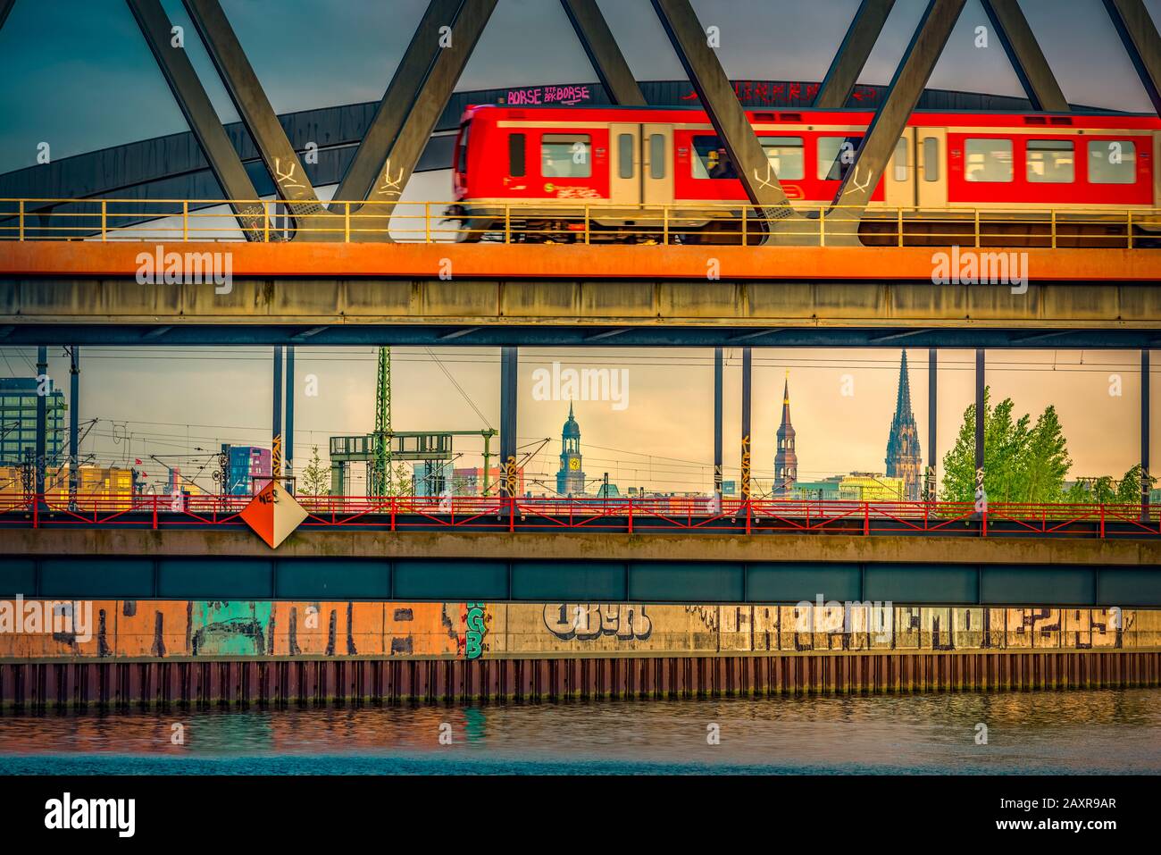 Deutschland, Hamburg, Hafenstadt, Hammerbrook, Deich, Hochwasserschutz, Großmarkt, Billhafen, Brücke, S-Bahn Stockfoto