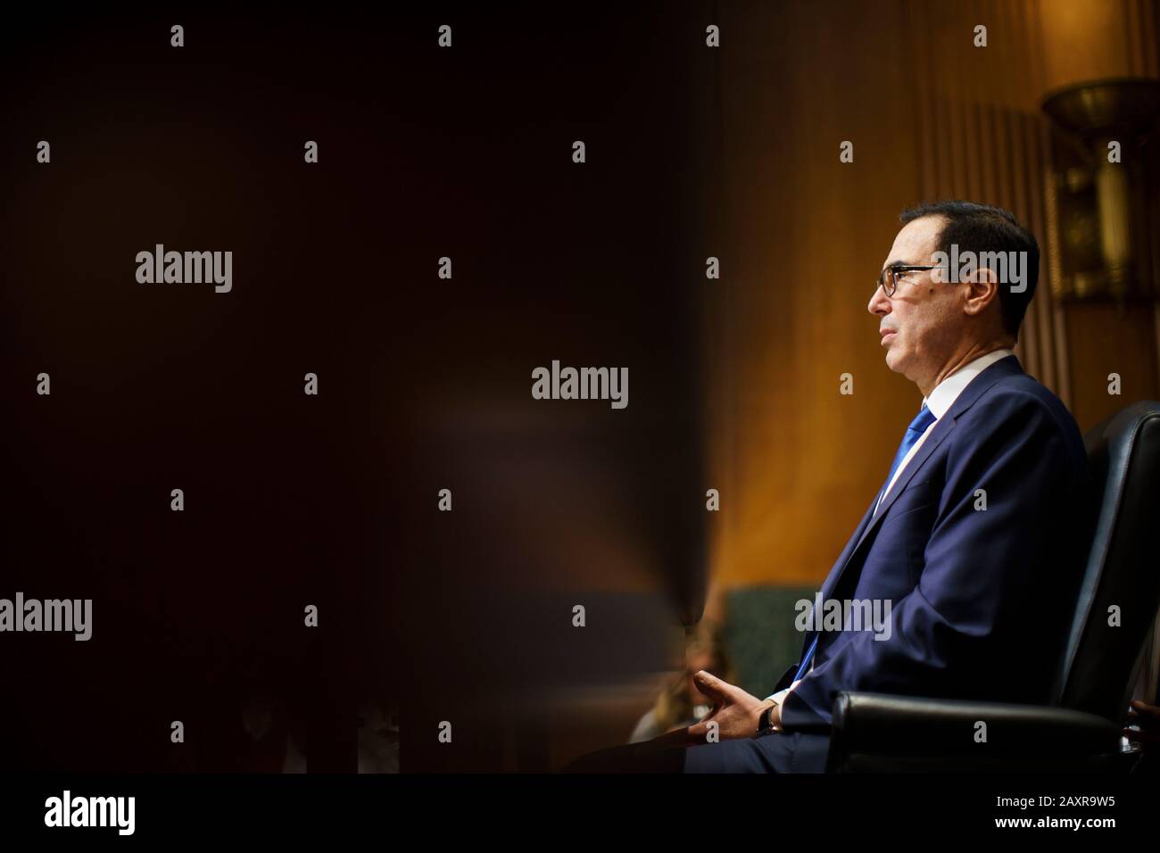 Peking, USA. Februar 2020. US-Finanzminister Steven Mnuchin zeugt vor dem Finanzausschuss des Senats während einer Anhörung zum Budget des Präsidenten für Das Geschäftsjahr 2021 auf dem Kapitol Hill, Washington, DC, den Vereinigten Staaten am 12. Februar 2020. Credit: Ting Shen/Xinhua/Alamy Live News Stockfoto