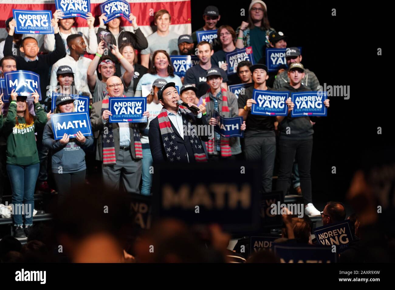 Peking, US-Dollar pro Monat. Februar 2020. Das am 4. November 2019 aufgenommene Dateifoto zeigt den US-demokratischen Präsidentschaftskandidaten Andrew Yang (Front), der an einer Kundgebung an der George Mason University, Virginia, den Vereinigten Staaten, teilnahm. Der US-amerikanische Unternehmer Andrew Yang, der auf ein allgemeines individuelles Grundeinkommen von 1.000 US-Dollar pro Monat drängte, fiel am 11. Februar 2020 aus dem Präsidentschaftswahlkampf 2020. Kredit: Liu Jie/Xinhua/Alamy Live News Stockfoto