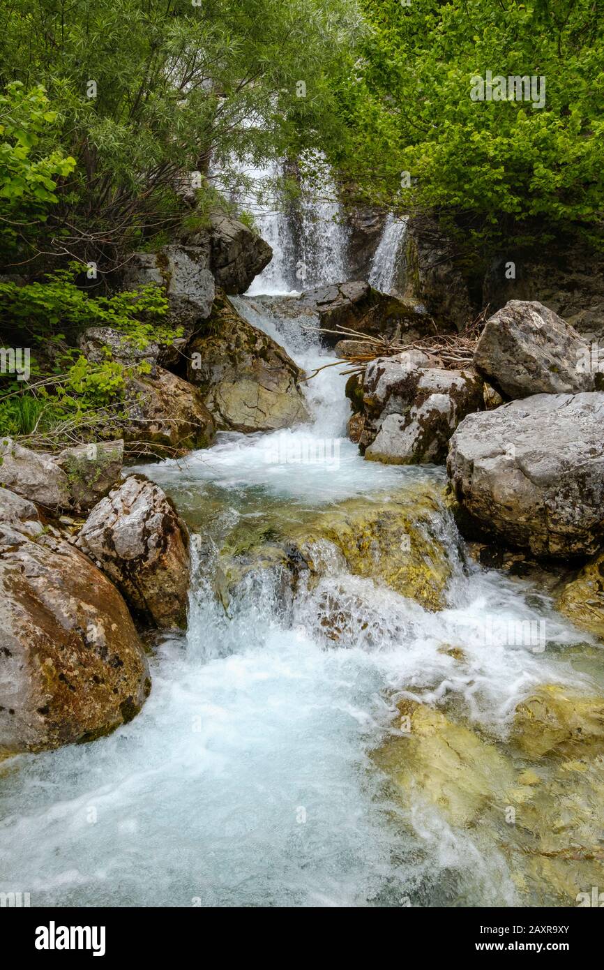 Kleiner Wasserfall, Fluss Kukaj, Nationalpark Valbona, albanische Alpen, Prokletije, Qark Kukes, Albanien Stockfoto