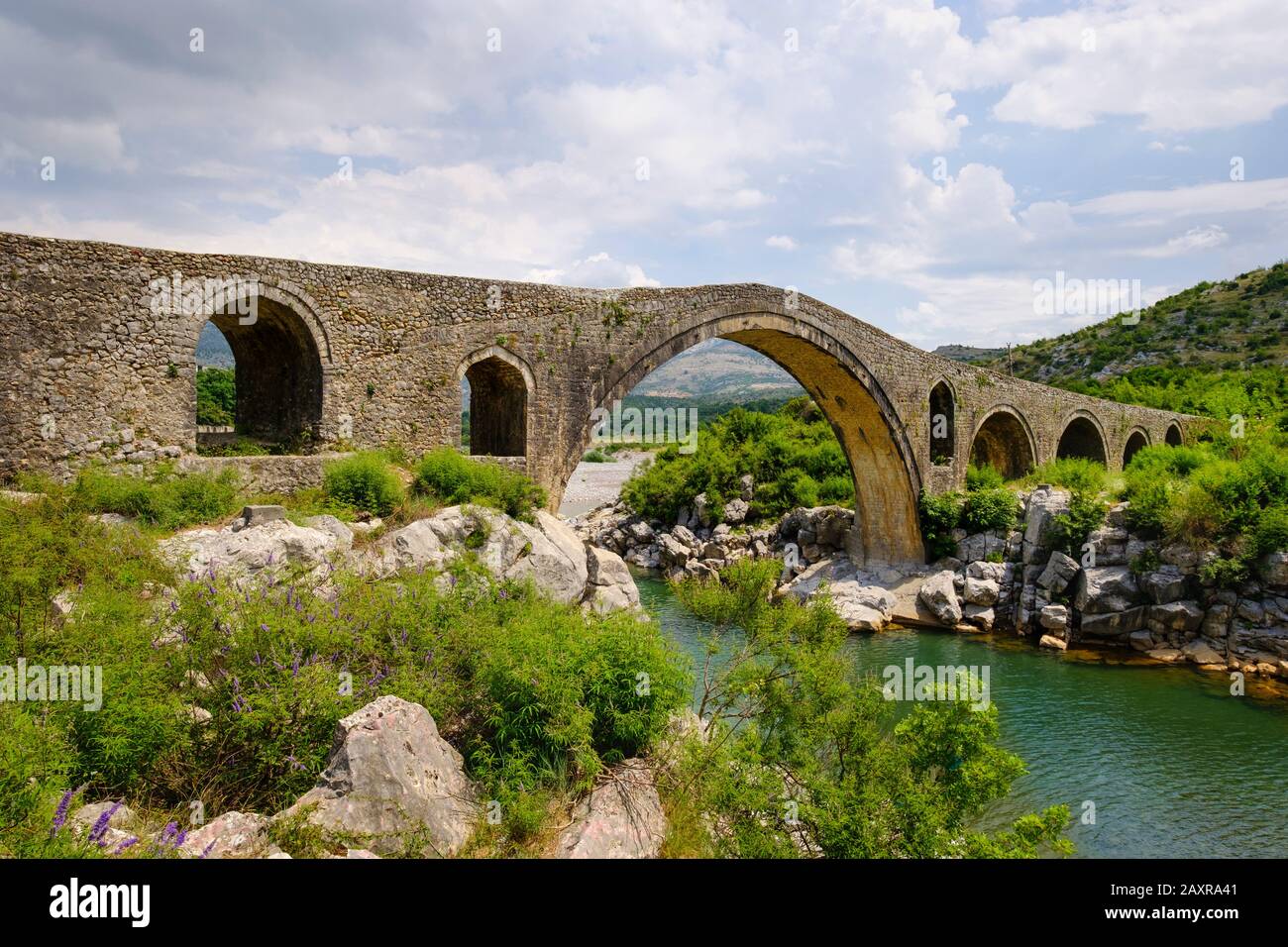 Osmanische Bogenbrücke, Ura e Mesit, Mes-Brücke, Fluss Kir, in der Nähe von Shkodra, Shkodër, Qark Shkodra, Albanien Stockfoto