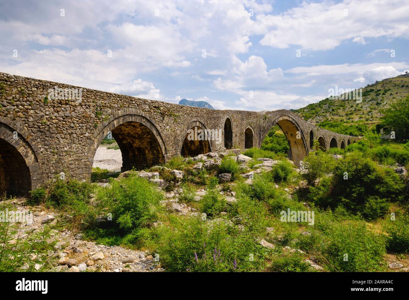 Osmanische Bogenbrücke, Ura e Mesit, Brücke von Mes, in der Nähe von Shkodra, Shkodër, Qark Shkodra, Albanien Stockfoto