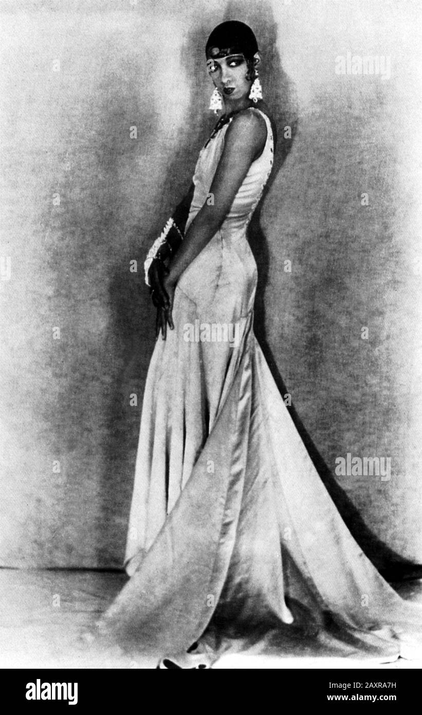 CA. , Paris , Frankreich: Die gefeierte amerikanische schwarze Sängerin und Tänzerin, josefine BAKER (* 1906; † 1975). Foto von G.L. Manuel fréres, Paris. - Musical - Ballerina - Kantante - di Colore - theater - Exotisch - Parigi - Folies Bergeres - Moulin Rouge - Ritratto - Porträt - TANZ - DANZA - JAZZ - Orecchino - Orecchini - Ohrtropfen - Juwel - Schmuck - Schmuck - Gioiello - Gioielli -- -- Archivio GBB Stockfoto