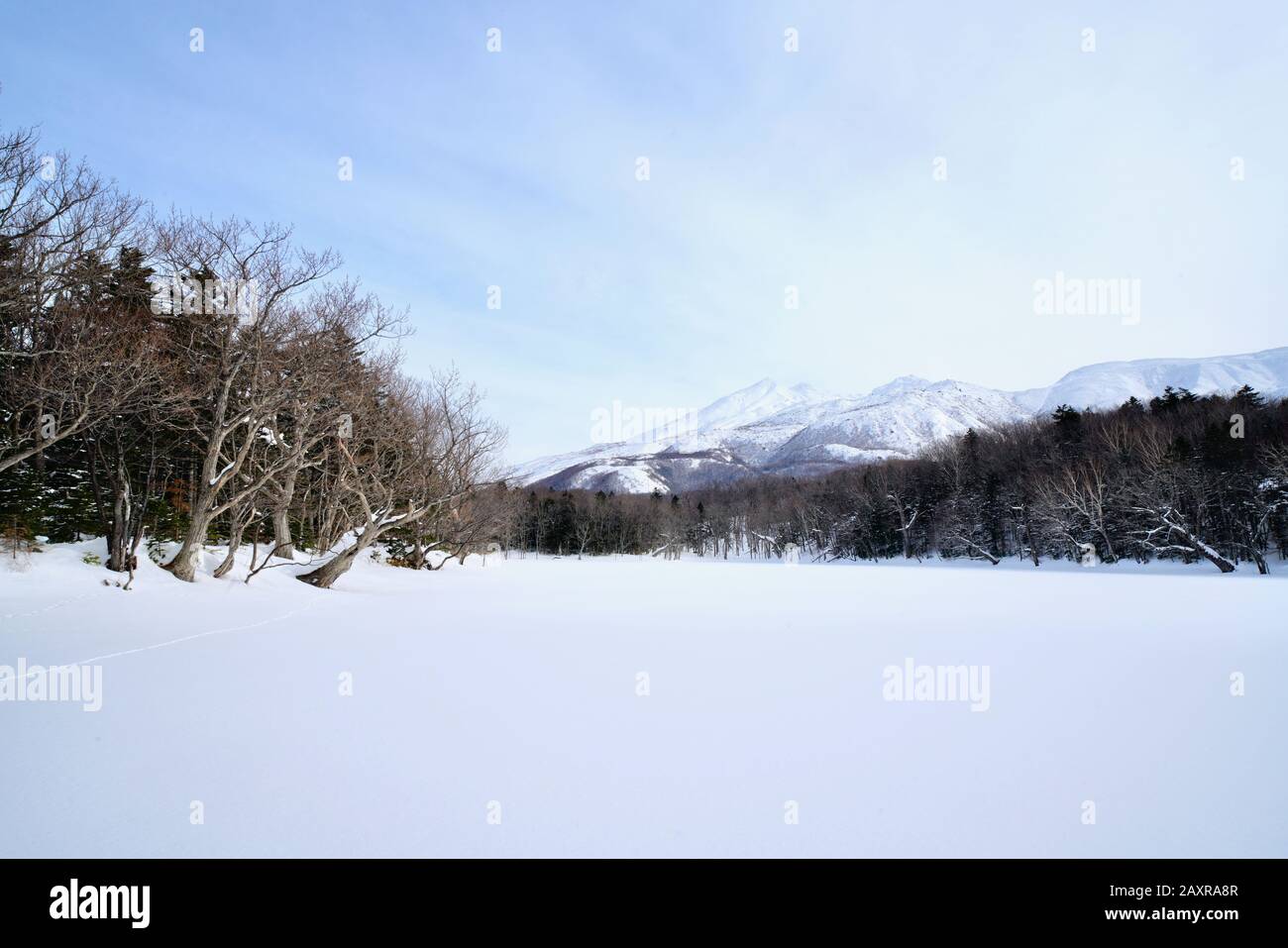 Wandern durch schneebedeckte Shiretoko Five Lakes im Winter mit Shiretoko Mountain Range im Hintergrund, Hokkaido, Japan Stockfoto
