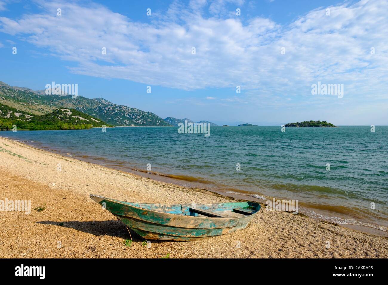 Boot am Strand in Murici, Skadar Lake, Skadarsko Jezero, Skadar Lake National Park, in Bar, Montenegro Stockfoto