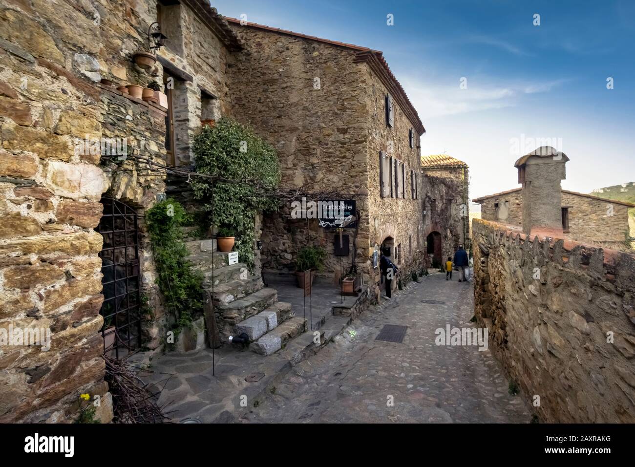 Dorfgasse von Castelnou. Erstmals erwähnt am Ende des 10. Plus beaux villages de France. Stockfoto