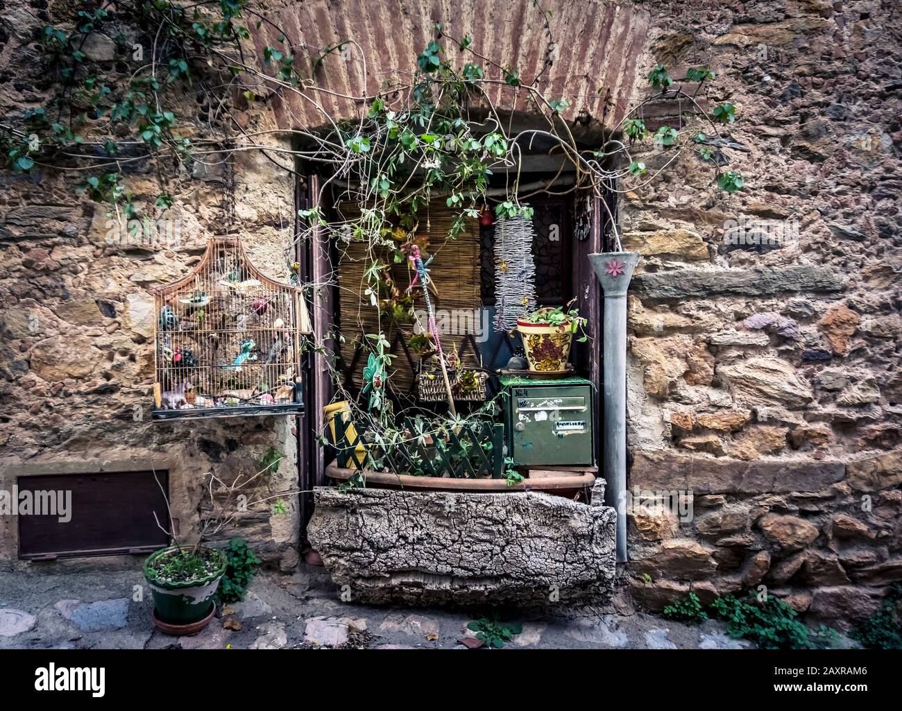 Briefkasten in Castelnou. Erstmals erwähnt am Ende des 10. Plus beaux villages de France. Stockfoto