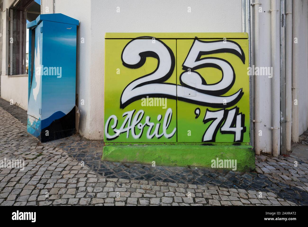 Bunte lackierte Elektrokästen in Lagoa, Algarve, Bezirk Faro, Portugal Stockfoto