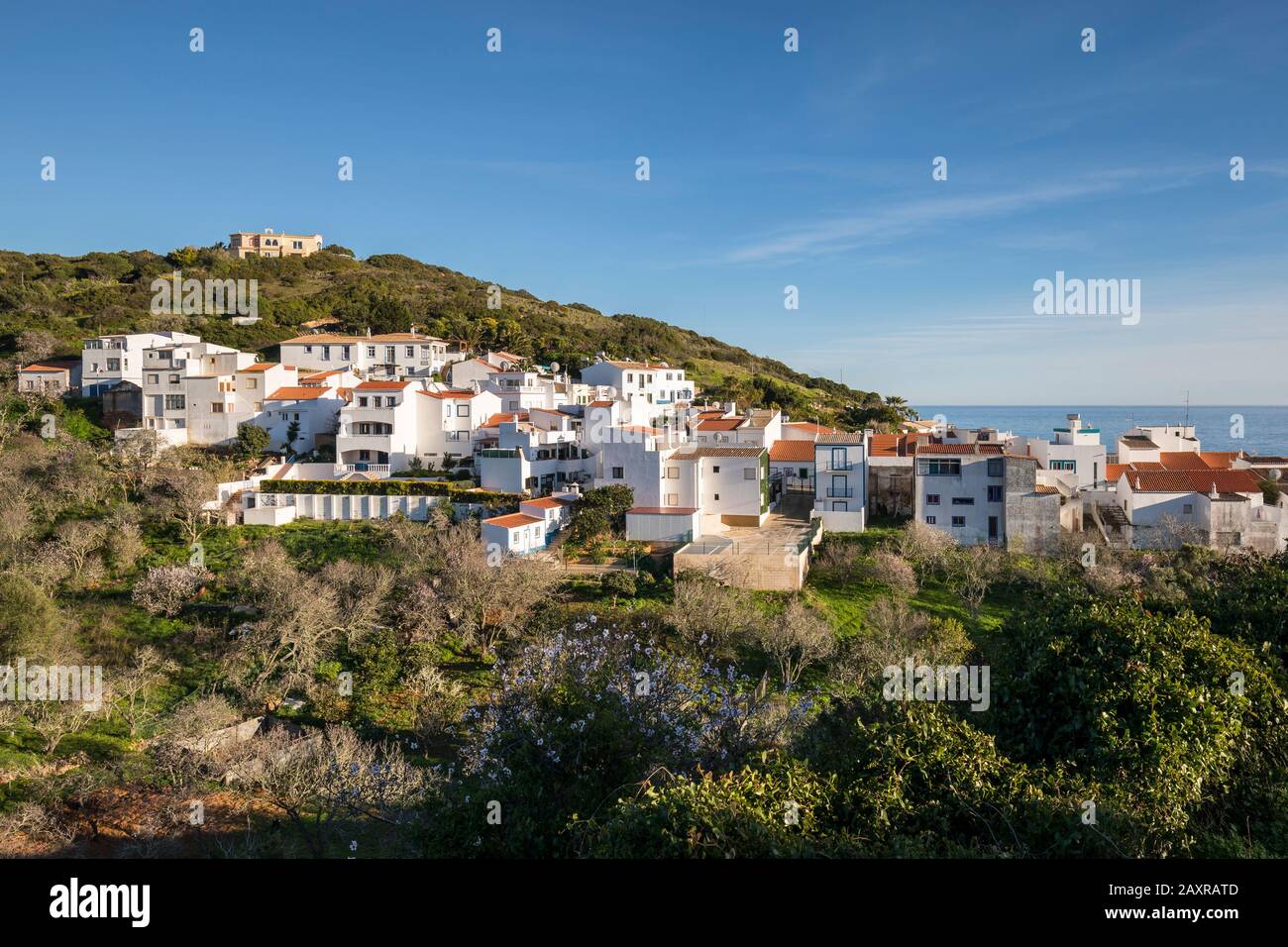 Blick auf Salema, die Küstenstadt im Naturpark Parque Natural do Sudoeste Alentejano und Costa Vicentina, Algarve, Faro, Portugal Stockfoto