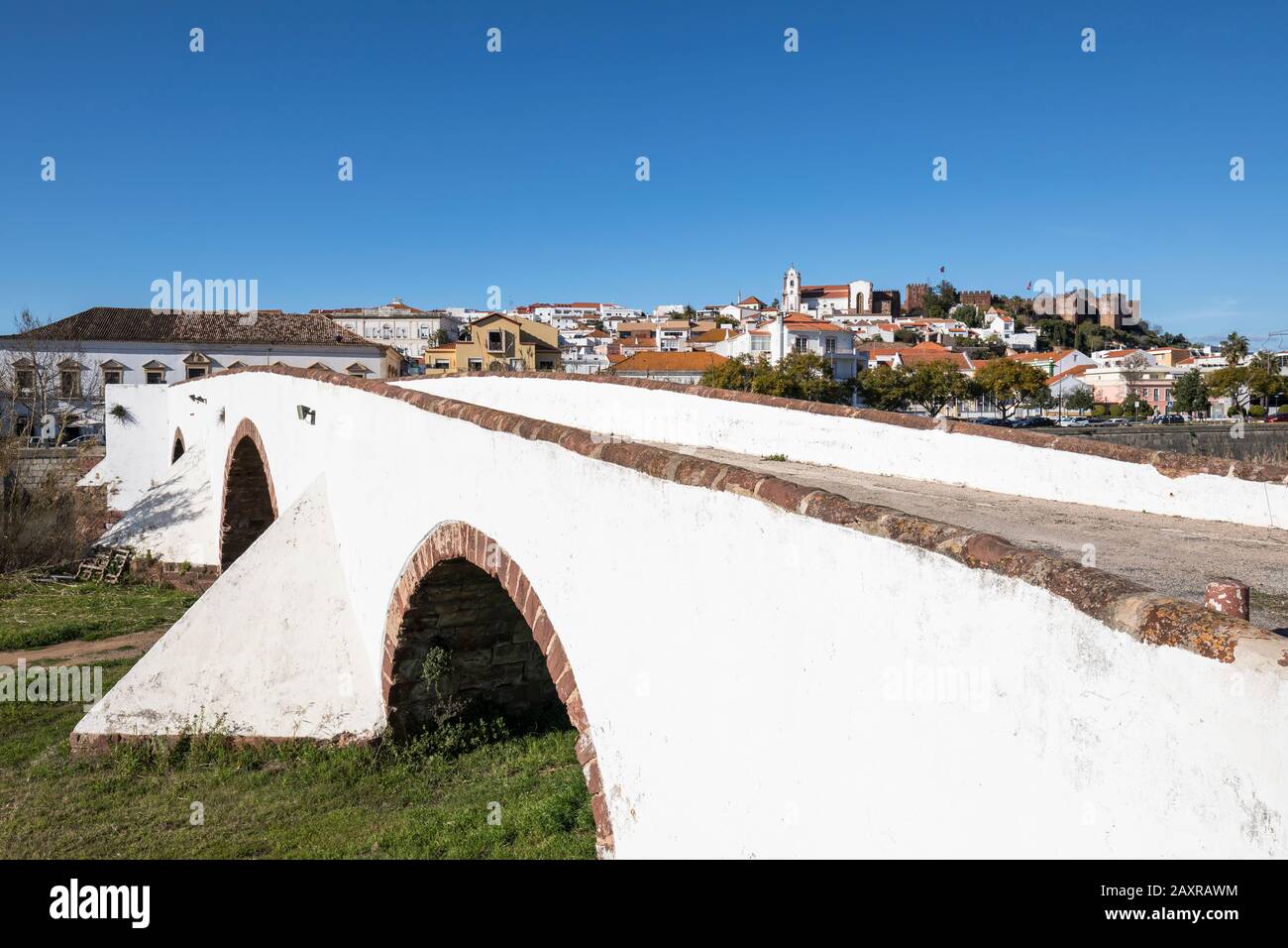 Römische Brücke über den Rio Arade, hinter der Altstadt mit Dom und Schloss, Silves, Algarve, Bezirk Faro, Portugal Stockfoto