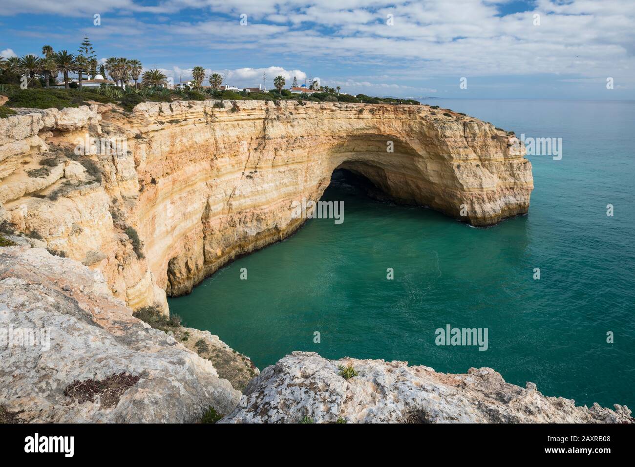 Felsküste mit Grotte auf dem Weg der sieben hängenden Täler (Percurso dos Sete Vales Suspensos), auch Lagoa-PR1-Pfad, in der Nähe von Cabo Carvoeiro, Betwe Stockfoto