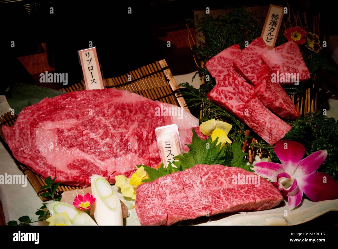 Teller mit rohem Kobe Rindfleisch in einem Yakuniku Restaurant in Tokio, Japan Stockfoto