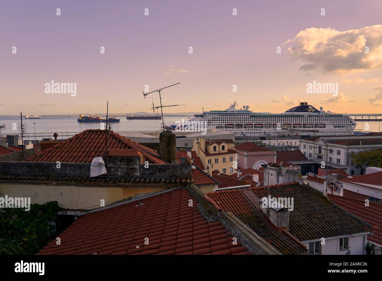 Blick über die Alfama vom Aussichtspunkt Miradouro de Santa Luzia, Lissabon, Portugal Stockfoto