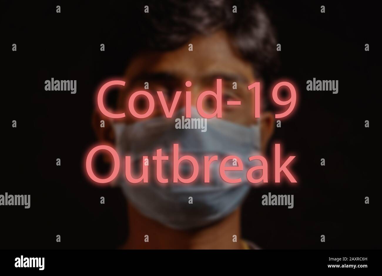COVID-19 Wuhan Roman Coronavirus oder 2019-nCoV, Mann mit blauer medizinischer Gesichtsmaske auf dem Hintergrund und geschrieben Covid-19 Ausbruch. Konzept des Coronavirus Stockfoto