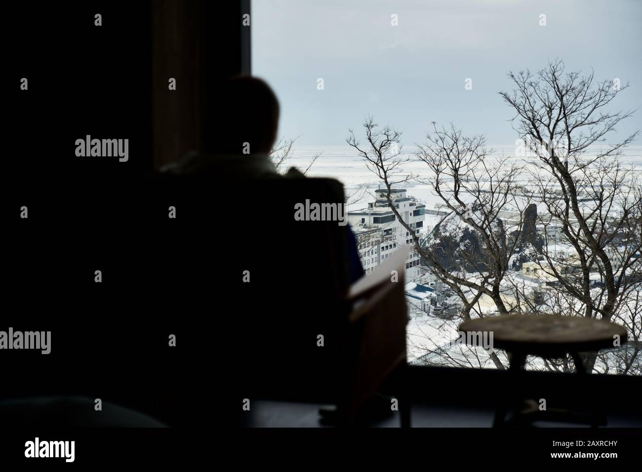 Blick auf den Hafen von Utoro mit Blick auf Drift, von der Lounge im Shiretoko Yuuji no ataruie Onsen Hostel, Shiretoko, Hokkaido, Japan Stockfoto