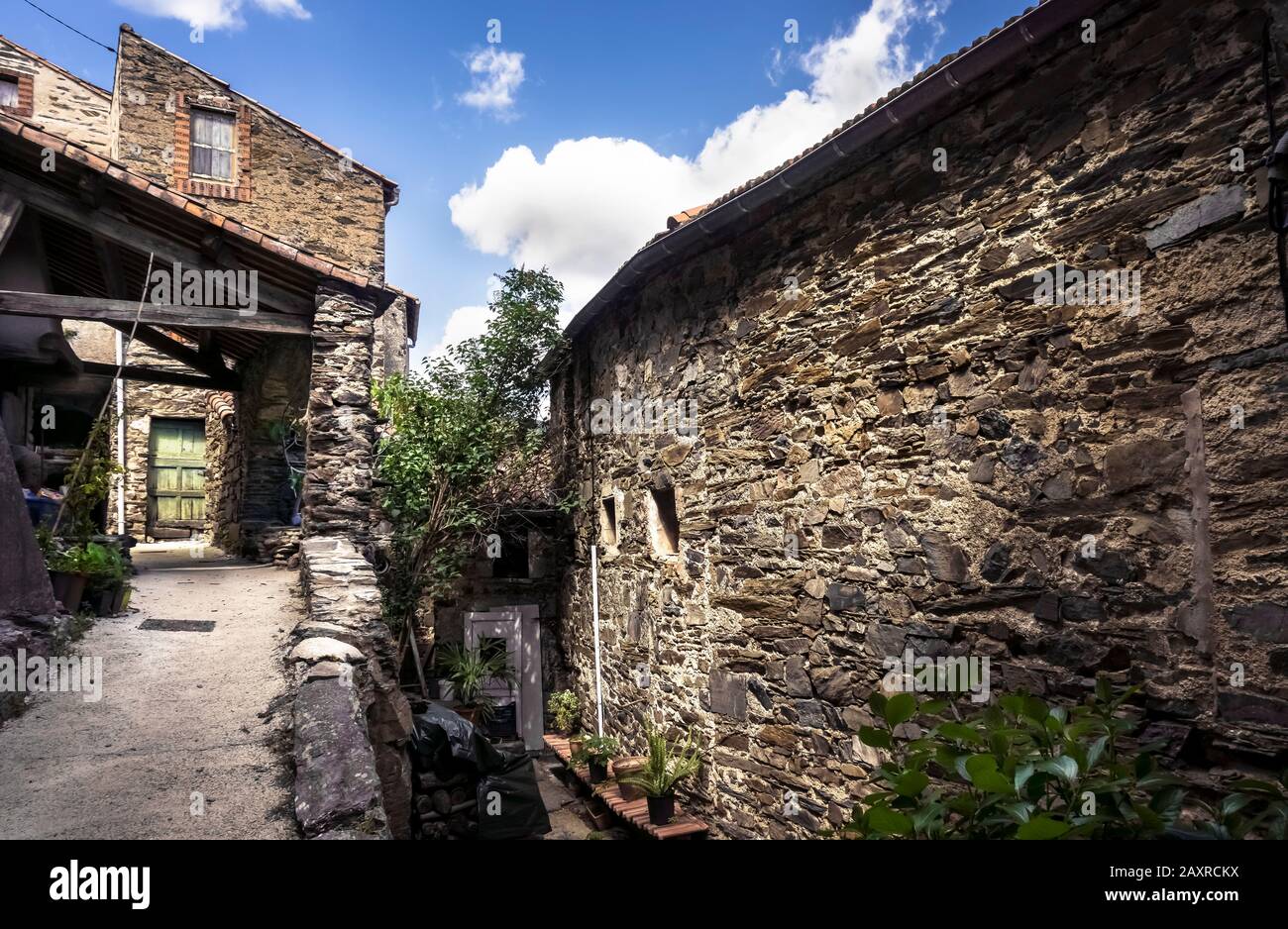 Dorf in der Nähe von Roquebrun. Der Weiler liegt direkt auf dem schwarzen Schiefer des Berges. Die Häuser bestehen aus demselben Material. Befindet sich in der reg Stockfoto