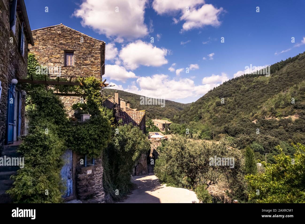 Dorf in der Nähe von Roquebrun. Der Weiler liegt direkt auf dem schwarzen Schiefer des Berges. Die Häuser bestehen aus demselben Material. Befindet sich in der reg Stockfoto